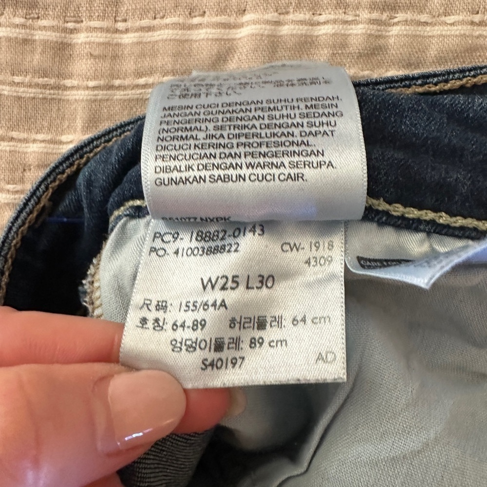 Dark Blue Distressed Levi’s Women's Jeans 25 waist - Picture 7 of 7